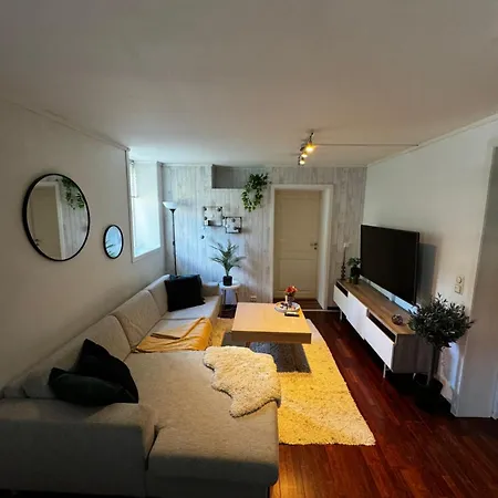 Apartment Central, 2 Bedroom, Free Parking *